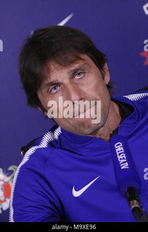 Cobham, Surrey, UK Mars 29th, 2018 Antonio Conte, directrice du Club de Football de Chelsea, parle de ses perspectives d'équipes dans le "doit gagner" Premier League match contre Tottenham Hotspur FC le dimanche de Pâques. Terrain d'entraînement de Chelsea : Motofoto Crédit/Alamy Live News Banque D'Images