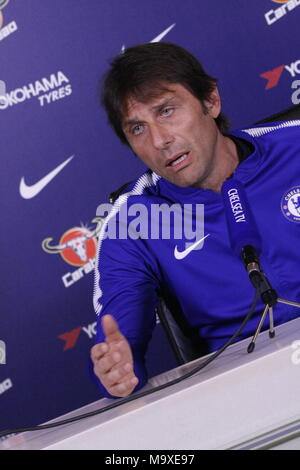 Cobham, Surrey, UK Mars 29th, 2018 Antonio Conte, directrice du Club de Football de Chelsea, parle de ses perspectives d'équipes dans le "doit gagner" Premier League match contre Tottenham Hotspur FC le dimanche de Pâques. Terrain d'entraînement de Chelsea : Motofoto Crédit/Alamy Live News Banque D'Images