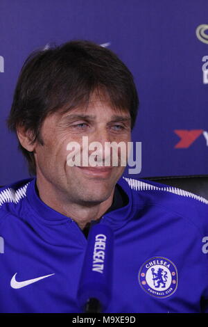 Cobham, Surrey, UK Mars 29th, 2018 Antonio Conte, directrice du Club de Football de Chelsea, parle de ses perspectives d'équipes dans le "doit gagner" Premier League match contre Tottenham Hotspur FC le dimanche de Pâques. Terrain d'entraînement de Chelsea : Motofoto Crédit/Alamy Live News Banque D'Images