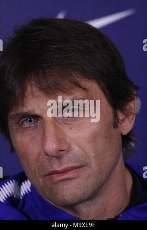 Cobham, Surrey, UK Mars 29th, 2018 Antonio Conte, directrice du Club de Football de Chelsea, parle de ses perspectives d'équipes dans le "doit gagner" Premier League match contre Tottenham Hotspur FC le dimanche de Pâques. Terrain d'entraînement de Chelsea : Motofoto Crédit/Alamy Live News Banque D'Images