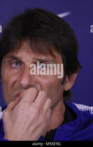 Cobham, Surrey, UK Mars 29th, 2018 Antonio Conte, directrice du Club de Football de Chelsea, parle de ses perspectives d'équipes dans le "doit gagner" Premier League match contre Tottenham Hotspur FC le dimanche de Pâques. Terrain d'entraînement de Chelsea : Motofoto Crédit/Alamy Live News Banque D'Images