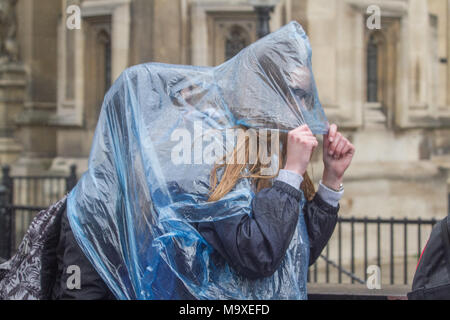 Londres, Royaume-Uni. 29 mars 2018. Les piétons partagent un poncho de pluie à Westminster que Londres est frappée par des orages Crédit : amer ghazzal/Alamy Live News Banque D'Images