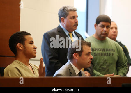 Fort Lauderdale, FL, USA. Mar 29, 2018. Zachary Cruz, 18 ans, frère de l'adolescent qui a tué 17 personnes à Marjory Stoneman Douglas le mois dernier, est assermenté au cours d'une audience de cautionnement en-0779 cour. Cruz fera passer gratuitement dans le cadre d'un plaidoyer accord conclu dans son cas d'intrusion. Il n'a pas de concours : Crédit Sun-Sentinel/ZUMA/Alamy Fil Live News Banque D'Images