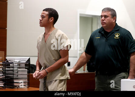 Fort Lauderdale, FL, USA. Mar 29, 2018. Zachary Cruz, 18 ans, frère de l'adolescent qui a tué 17 personnes à Marjory Stoneman Douglas le mois dernier, entre dans-0779 cour pour une audience de cautionnement. Cruz fera passer gratuitement dans le cadre d'un plaidoyer accord conclu dans son cas d'intrusion. Il n'a pas de concours : Crédit Sun-Sentinel/ZUMA/Alamy Fil Live News Banque D'Images