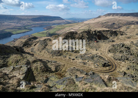 Vue depuis Crowden carrière près de Hyde dans les collines de North Derbyshire, Angleterre. Soleil du printemps. Banque D'Images