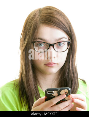 Close up portrait of a brunette young caucasian teenage girl using smartphone isolé sur un fond blanc Modèle Libération : Oui. Biens : Non. Banque D'Images