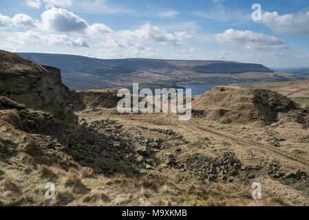 Voir des réservoirs dans la vallée de Longdendale Crowden quarry, North Derbyshire, Angleterre. Banque D'Images