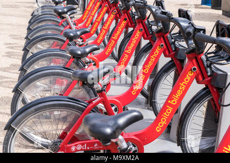 WASHINGTON, DC - Mars 14, 2018 : Bicyclettes la queue à un Capital Bikeshare Station à Washington, DC Banque D'Images