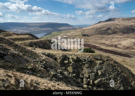 Vue de la carrière de Longdendale Crowden en Amérique du Derbyshire, Angleterre. Un jour de printemps ensoleillé. Banque D'Images