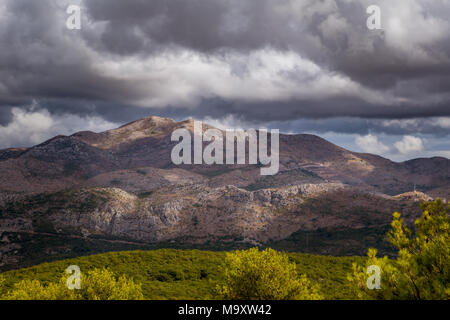 Nuages de tempête dramatiques au cours de la campagne méditerranéenne, Croatie Banque D'Images