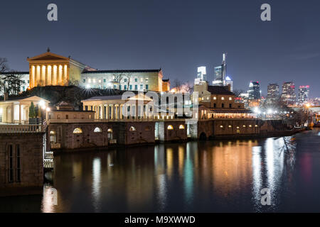 PHILADELPHIA, PA - 10 mars 2018 : Philadelphia Museum of Art et la ville le long de la Schuylkill River dans la nuit Banque D'Images