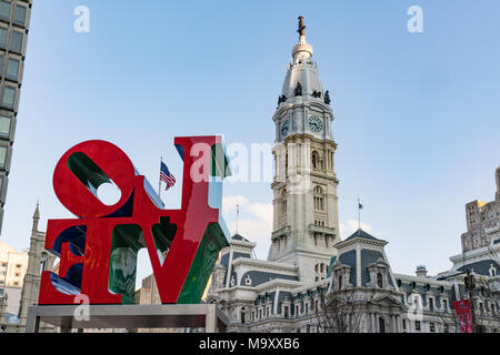 PHILADELPHIA, PA - 10 mars 2018 : l'amour, récemment restauré, et l'Hôtel de ville à partir de la sculpture Love Park de Philadelphie, Pennsylvanie Banque D'Images