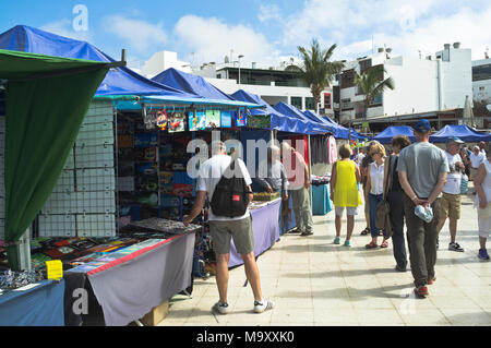 Dh marché Puerto del carmen PUERTO DEL CARMEN LANZAROTE Touristes at Old Town harbor étals de marché Banque D'Images