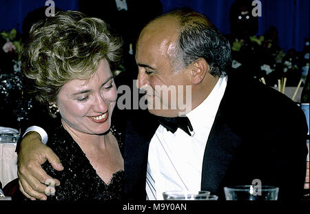 Washington, DC., USA, Octobre 23, 1993 Le comédien acteur Danny DeVIto se trouve sur la première dame Hillary Clinton's lap, puis lui donne un baiser au cours de l'Américain Iltalian Dîner à l'hôtel Hilton de Washington. Credit : Mark Reinstein/MediaPunch Banque D'Images