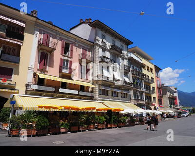 Bâtiments colorés sur la Piazza Grande de Locarno, principale place de la ville en Suisse avec des bars, restaurants, traction tramway Banque D'Images