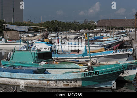 Bateaux de pêche dans la darsena de san francisco, Campeche, Mexique Banque D'Images