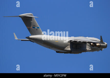 GILZE RIJEN, Pays-Bas - Hongrie Boeing C-17 Globemaster III de cargo de survol. L'avion appartient à sac et est utilisée par une conso Banque D'Images