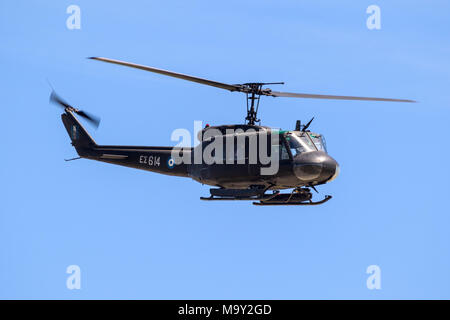 LARISSA, GRÈCE - 4 mai 2017 : l'Armée hellénique Bell UH-1H Huey en vol en hélicoptère Banque D'Images