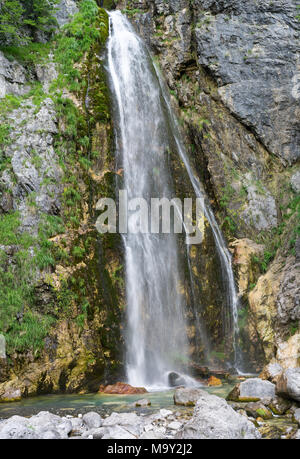 Une photo de belle cascade 'Grunars" près de la cascade du village albanais (Theth Thethi) Banque D'Images