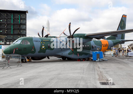 PARIS, FRANCE - JUN 23, 2017 : Armée de l'air brésilienne Casa SC-105 (CASA C-295) en recherche et sauvetage de l'avion sur l'écran de configuration au Sho Banque D'Images