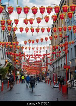 Londres, Royaume-Uni, le 6 mars 2018 : Les gens qui marchent dans les rues de la célèbre China town habillés avec des ballons rouges à la ville de Londres en Unite Banque D'Images