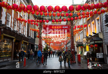 Londres, Royaume-Uni, le 6 mars 2018 : Les gens qui marchent dans les rues de la célèbre China town habillés avec des ballons rouges à la ville de Londres en Unite Banque D'Images