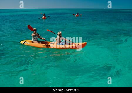 La mère et le fils en kayak, vierge de l'eau chaudes de l'océan au large de Key West, Floride, USA Banque D'Images