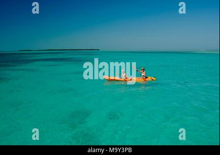 La mère et le fils en kayak, vierge de l'eau chaudes de l'océan au large de Key West, Floride, USA Banque D'Images