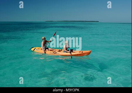 La mère et le fils en kayak, vierge de l'eau chaudes de l'océan au large de Key West, Floride, USA Banque D'Images