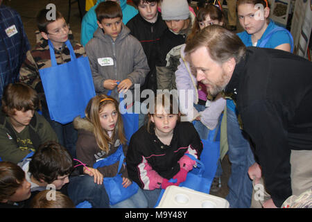 Alpena la conservation du poisson et de la faune de l'événement Coupe du ruban Office. Plus de 400 enfants de l'école, les éducateurs, les membres de la Communauté et membres du personnel du congrès a exploré la nouvelle Alpena la conservation du poisson et de la faune Office dans le Michigan le vendredi 9 avril, au cours d'une inauguration et portes-ouvertes pour souligner l'achèvement de son nouveau, LEEDS établissement certifié. Banque D'Images