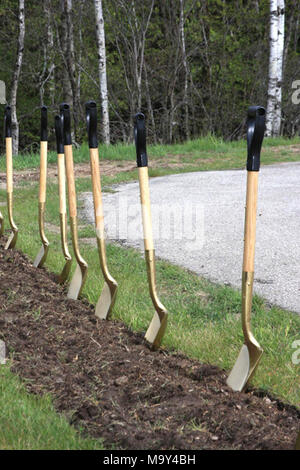 Jourdain l'ARRA sol briser l'événement. La Jordan River National Fish Hatchery dans (NFH) Elmira, Mich., a commencé les travaux le vendredi 14 mai pour marquer le début d'amélioration de l'écloserie de projets financés par l'American Recovery and Reinvestment Act. Ces projets comprennent la construction de deux bâtiments d'élevage en plein air sur des canaux, la modernisation du système de traitement des effluents d'élevage de poissons et l'installation d'un système de chauffage géothermique. Banque D'Images