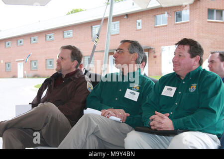 Jourdain l'ARRA sol briser l'événement. La Jordan River National Fish Hatchery dans (NFH) Elmira, Mich., a commencé les travaux le vendredi 14 mai pour marquer le début d'amélioration de l'écloserie de projets financés par l'American Recovery and Reinvestment Act. Ces projets comprennent la construction de deux bâtiments d'élevage en plein air sur des canaux, la modernisation du système de traitement des effluents d'élevage de poissons et l'installation d'un système de chauffage géothermique. Banque D'Images
