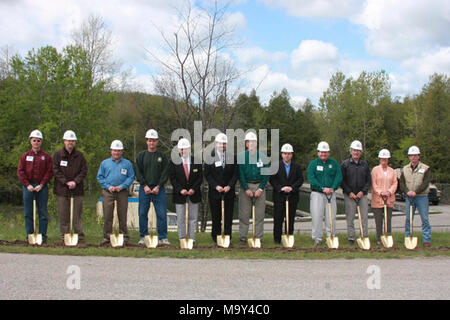 Jourdain l'ARRA sol briser l'événement. La Jordan River National Fish Hatchery dans (NFH) Elmira, Mich., a commencé les travaux le vendredi 14 mai pour marquer le début d'amélioration de l'écloserie de projets financés par l'American Recovery and Reinvestment Act. Ces projets comprennent la construction de deux bâtiments d'élevage en plein air sur des canaux, la modernisation du système de traitement des effluents d'élevage de poissons et l'installation d'un système de chauffage géothermique. Banque D'Images