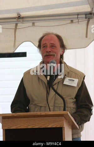 Jourdain l'ARRA sol briser l'événement. La Jordan River National Fish Hatchery dans (NFH) Elmira, Mich., a commencé les travaux le vendredi 14 mai pour marquer le début d'amélioration de l'écloserie de projets financés par l'American Recovery and Reinvestment Act. Ces projets comprennent la construction de deux bâtiments d'élevage en plein air sur des canaux, la modernisation du système de traitement des effluents d'élevage de poissons et l'installation d'un système de chauffage géothermique. Banque D'Images