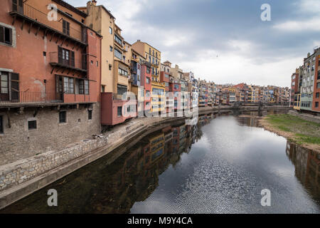Vue générale du centre historique de la ville de Gérone et de l'Onyar.Catalunya.Espagne.L'Europe. Banque D'Images