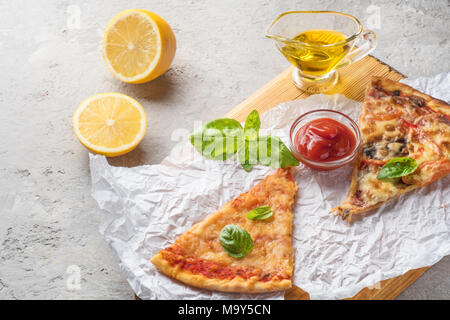 Deux morceaux de pizza aux champignons et fromage Banque D'Images