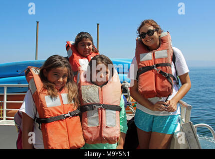En arrivant à l'île de Santa Cruz. Un groupe de jeunes femmes se prépare à bord du petit bateau qui les mènera vers l'île de Santa Cruz. Banque D'Images