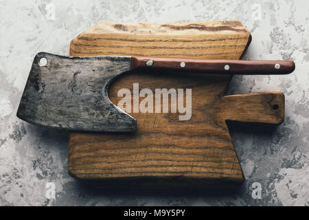 Rustique ancienne ax pour la viande sur une planche en bois Banque D'Images