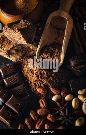 Poudre de cacao, le chocolat, les noix et les épices Banque D'Images