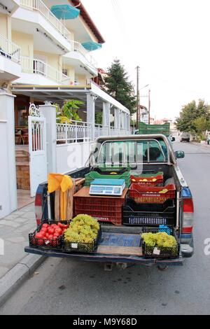 Il prend régulièrement une douzaine de boîtes d'abricots, raisins, tomates, pêches, melons, pastèques, grenades, les prunes qui il a grandi lui-même, à un f Banque D'Images