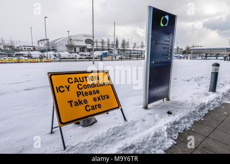 Attention au verglas panneau d'avertissement à l'aéroport de Londres Southend au cours de bête de la neige est un phénomène météorologique. La gare de Londres Southend Banque D'Images