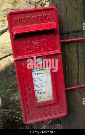 Mail Box fixé au poteau télégraphique en campagne à des Brock Mill, Bleasdale, Preston, Lancashire, England UK Banque D'Images