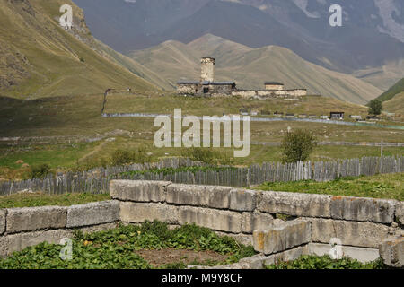 Un jardin et maison-tour dans le village d'Ushguli, Upper Svaneti, Géorgie Banque D'Images