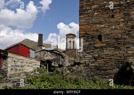 Tours en pierre médiévale s'élèvent au-dessus des logements plus récents d'Ushguli Village, Upper Svaneti, Géorgie Banque D'Images