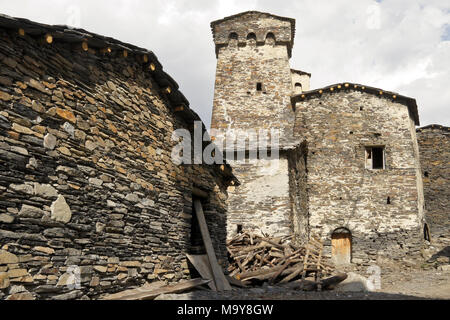 Tours de défense médiévale s'élèvent au-dessus des logements plus récents d'Ushguli Village, Upper Svaneti, Géorgie Banque D'Images
