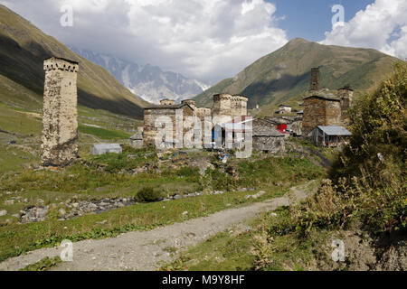 Tours de défense médiévale s'élèvent au-dessus des logements plus récents d'Ushguli Village, Upper Svaneti, Géorgie Banque D'Images
