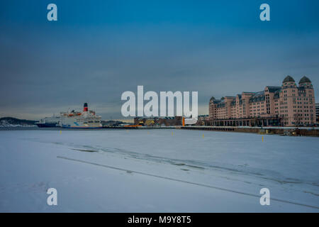 OSLO, Norvège - 26 mars, 2018 : vue extérieure à la ville d'Oslo depuis le toit de l'Opéra d'Oslo. Le bâtiment rose est Havnelageret Banque D'Images