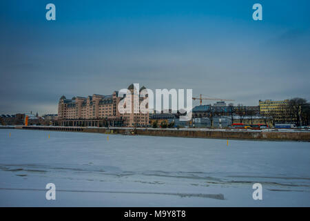 OSLO, Norvège - 26 mars, 2018 : vue extérieure à la ville d'Oslo depuis le toit de l'Opéra d'Oslo. Le bâtiment rose est Havnelageret Banque D'Images