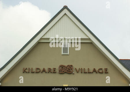 Un grand panneau sur un mur pignon à l'entrée de la prestigieuse Kildare Village retail park dans le comté de Kildare Irlande publicité,business,l'entreprise Banque D'Images