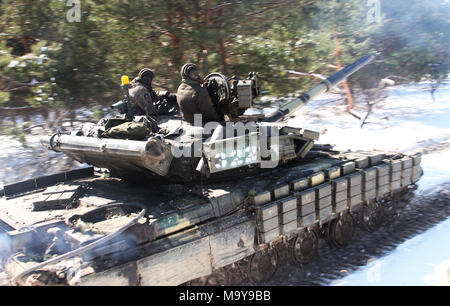 L'viv, Ukraine - soldats ukrainiens affectés au 3e Bataillon, 14e Brigade mécanisée, procède à un exercice d'entraînement sur le terrain du bataillon au centre d'instruction au combat de Yavoriv (CCT) ici 22 mars. En ce moment plus de 220 New York les soldats de la Garde nationale d'armée sont affectés à la CCT où ils travaillent avec l'armée ukrainienne qui s'efforcent vers leur objectif d'atteindre l'interopérabilité de l'OTAN. Banque D'Images